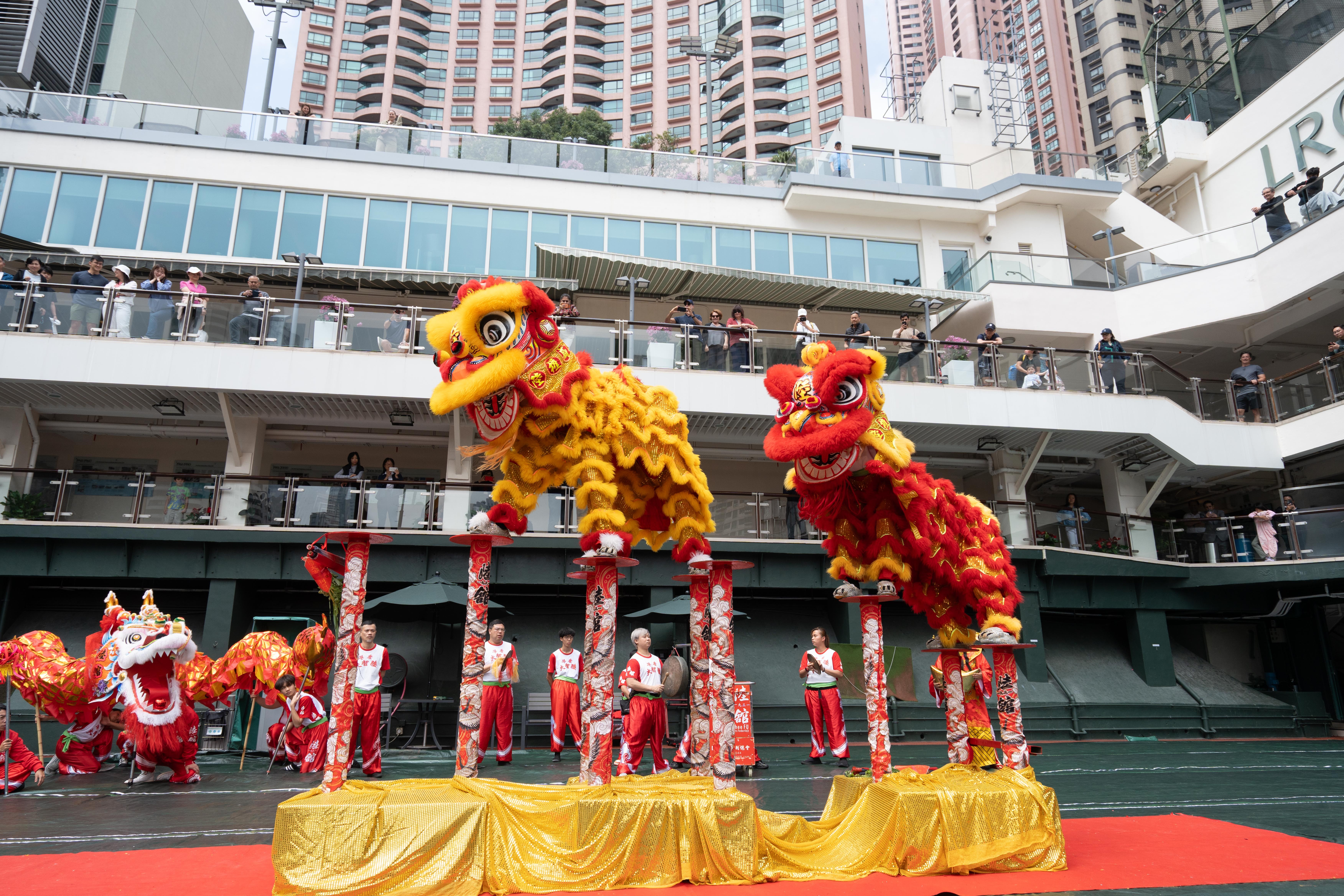 BRINGING FESTIVE CHEER TO LIFE.